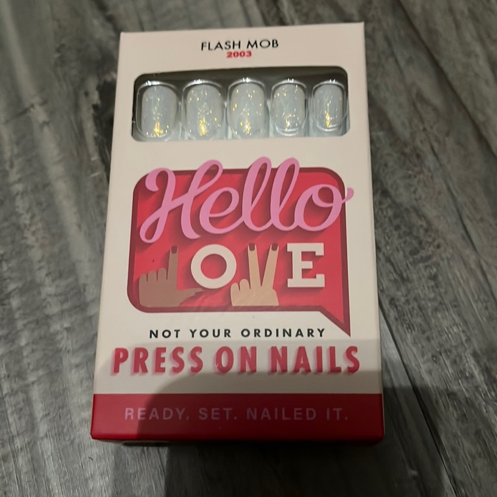 Hello love press on nails